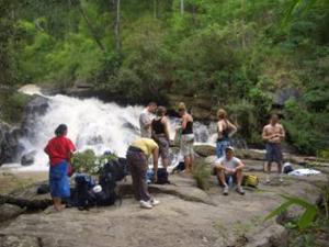 Tour Gruppe an Wasserfall