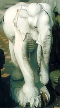 Geschnitzter Elefant in Chiang Mai, Thailand
