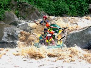 Wildwasser Rafting auf dem Mae Taeng Fluss in