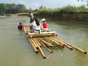 Bambusfloß fahren auf dem Mae Taeng Fluss in