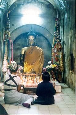 Altar im Tunnel im Wat U-Mong Tempel, Chiang Mai, Thailand