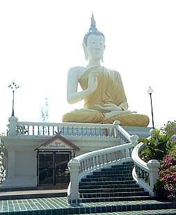 Großer sitzender Buddha im Wat Doi Saket, Chiang Mai, Thailand