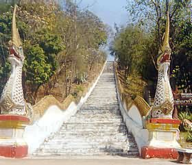 Naga Treppe zum Wat Doi Saket in Chiang Mai, Thailand