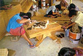 Holzschnitzer bei der Arbeit in Chiang Mai, Thailand