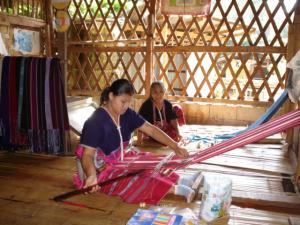 Bergvolk Frauen beim Weben im Doi Inthanon National Park