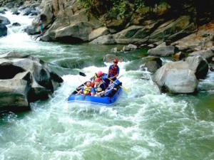 Wildwasser Rafting auf dem Mae Taeng Fluss in