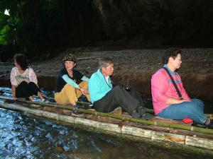 Tour durch die Lod Höhle auf einem Bambus Floß