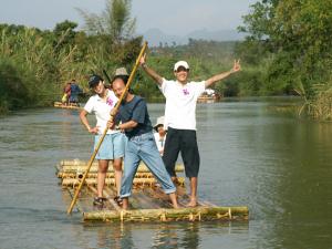 Bambusfloß fahren auf dem Mae Taeng Fluss