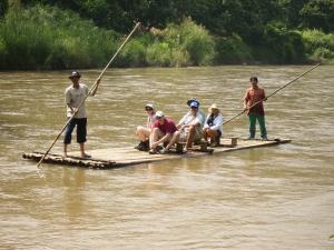 Bambusfloß fahren auf dem Mae Taeng Fluss in
