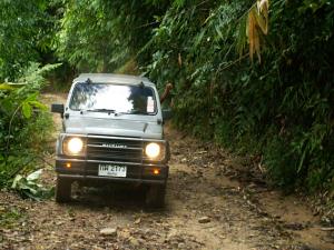 Allrad Suzuki Jeep Abenteuer in den Bergen rund um
