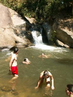 Schwimmen an einem einsamen Wasserfall in Chiang Mai