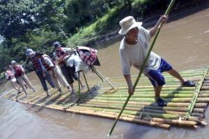 Bambusfloß fahren auf dem Mae Wang Fluss